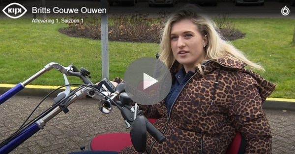 Britt Dekker auf dem Fahrrad des Duo Fahrrads Van Raam Fun2Go in Britts Gouwe Ouwen