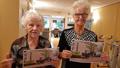 riksja fiets Chat met modellen van woonzorgcentrum Debbeshoek Azora