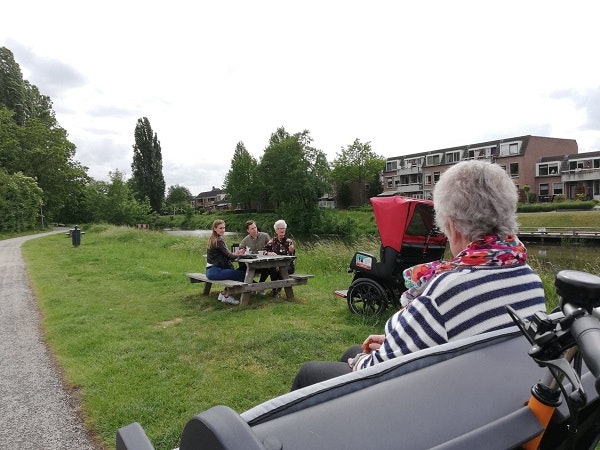 Rickshaw cargo bike Chat photo shoot Van Raam waiting in Chat