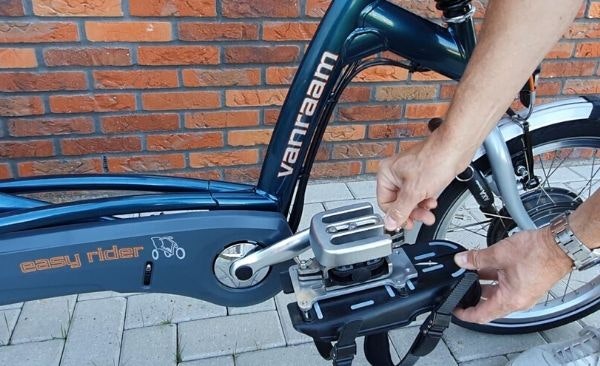 Attaching and adjusting the Van Raam foot fixation