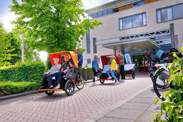 Van Raam riksja cargo bike fiets Chat bij zorginstelling