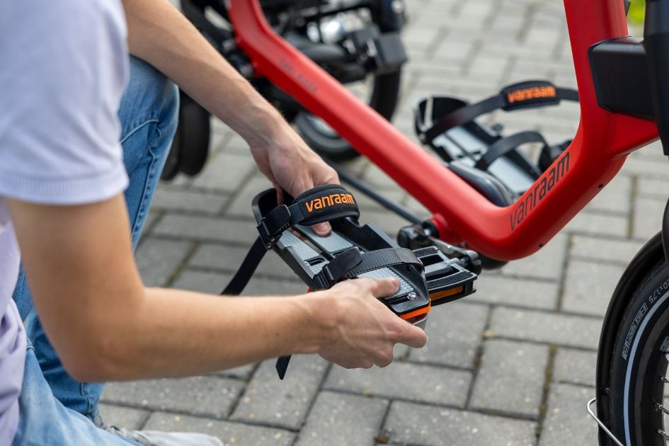 Van Raam voetenbakjes bij een aangepaste Van Raam fiets bevestigen en afstellen