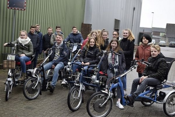 leerlingen ulenhofcollege bezoeken van raam