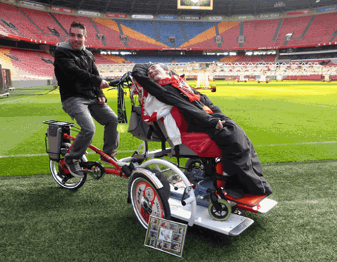 Ajax rolstoelfiets voor Frank