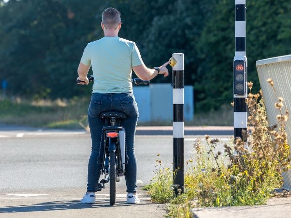 Vernieuwde Balance lage instapfiets Van Raam beide voeten aan de grond