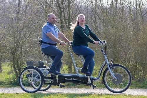 Twinny Plus tandem together with one leg on bicycle Van Raam