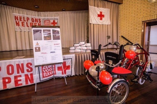 Rode Kruis schenkt Van Raam duofiets aan zorggroep in Klazienaveen
