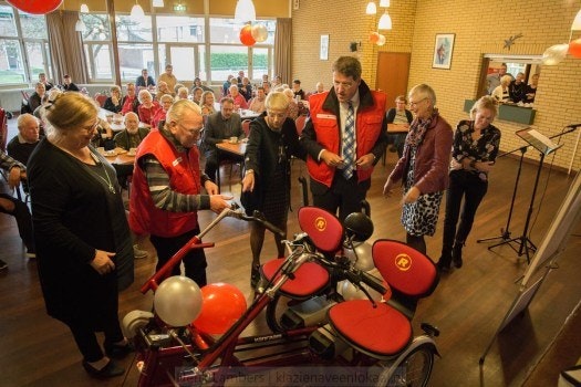 Burgemeester op duofiets Rode Kruis