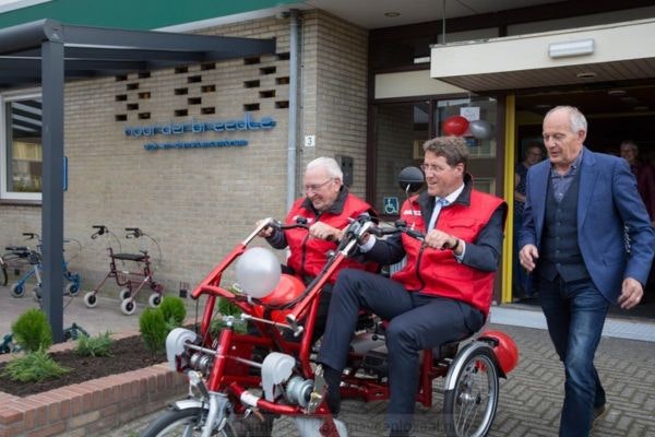 Burgemeester Emmen neemt duofiets Fun2Go in gebruik