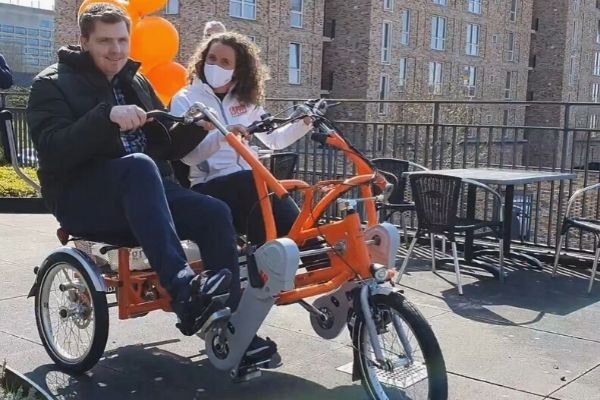 Wohnzentrum in Utrecht erhält ein duo fahrrad von der Stiftung Edwin van der Sar und NHA