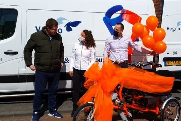 Wohnzentrum in Utrecht erhält ein duo fahrrad von der Edwin van der Sar Stiftung