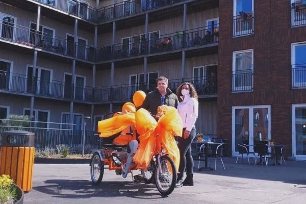 Wohnzentrum in Utrecht erhält ein duo fahrrad von der Edwin van der Sar Stiftung
