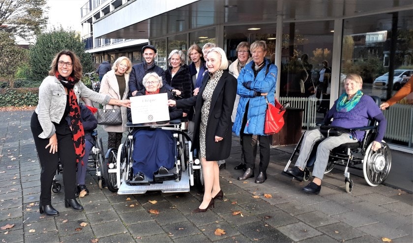 Nieuwe Van Raam VeloPlus rolstoelfietsen op de weg bij Het Anker