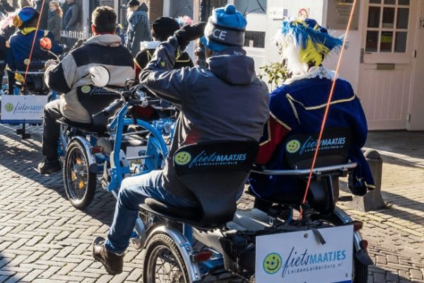 Fietsmaatjes fietsen piet rond op Fun2Go duofiets