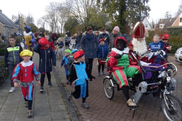 Sint en piet krijgen een warm welkom op duofiets in Folsgeare