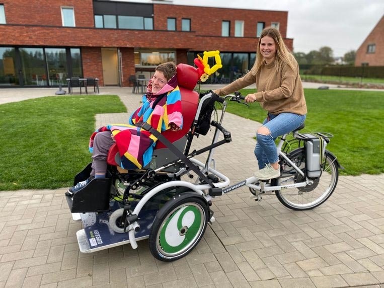 Neue Van Raam VeloPlus Rollstuhlfahrrad auf der Straße in Schoonderhage