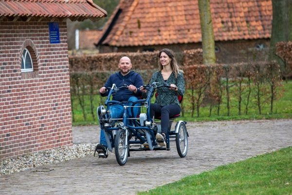 Das Fun2Go 1 Parallel-Tandem von Van Raam zusammen Rad fahren