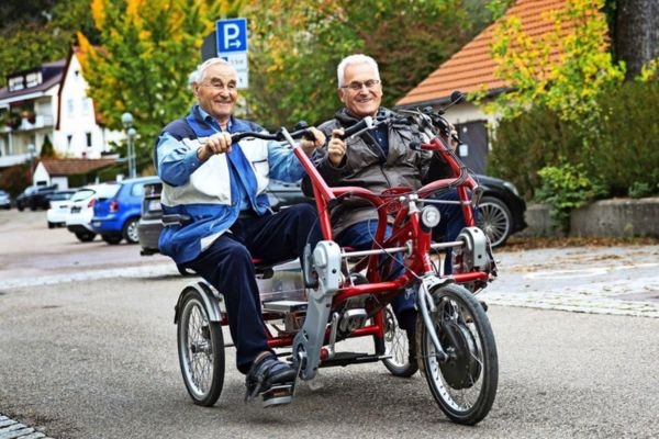 Gemeinsam nebeneinander fahrradfahren macht diesen Senioren spass