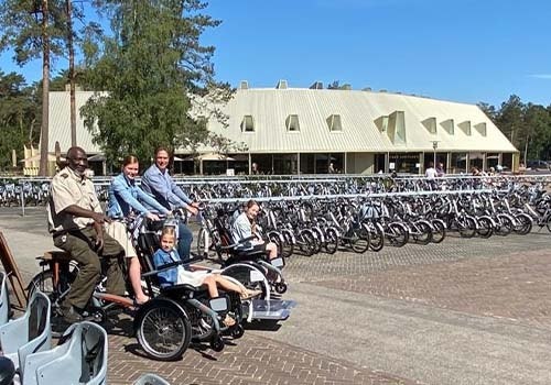 Neue angepasste Fahrräder Van Raam an Park Hoge Veluwe Park-Pavillon geliefert