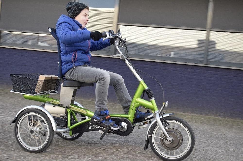 Tim op de aangepaste Easy Rider Small driewielfiets