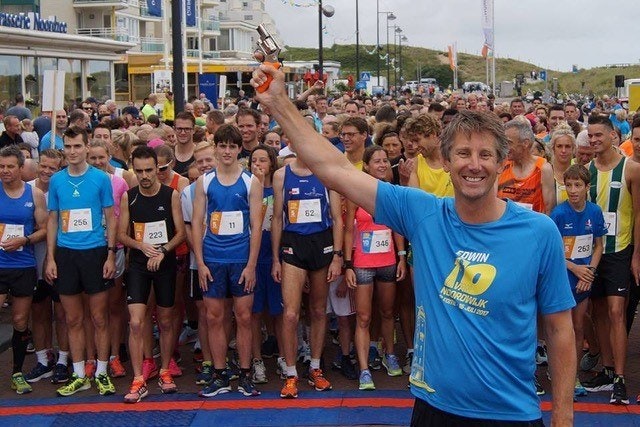 De 10 van Noordwijk hardloopwedstrijd met Van Raam duofietsen