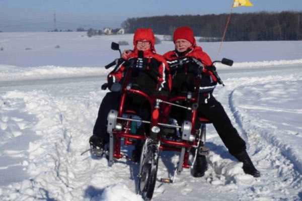 side-by-side tandem Fun2Go by Van Raam in the snow