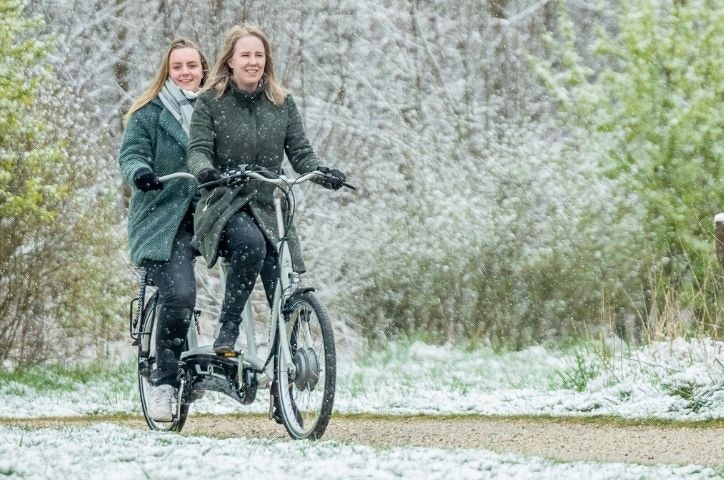 Tandem Twinny Van Raam cycling in the snow