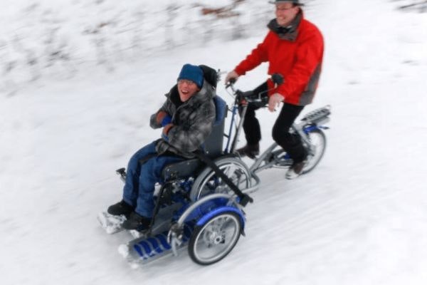 Rolstoelfiets VeloPlus Van Raam fietsen door sneeuw