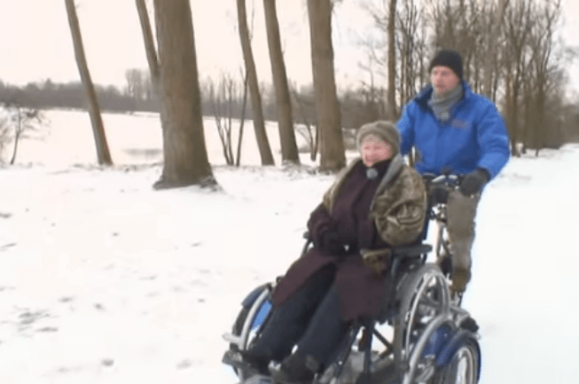 Rollstuhlfahrrad Van Raam im Schnee fahrradfahren