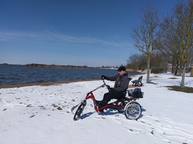 Angepassten Fahrrad durch den Schnee Van Raam