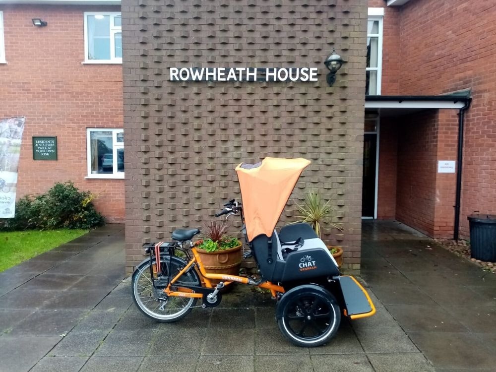 Van Raam riksja fiets Chat in Engeland cycling without age bij verzorgingstehuis Rowheat House