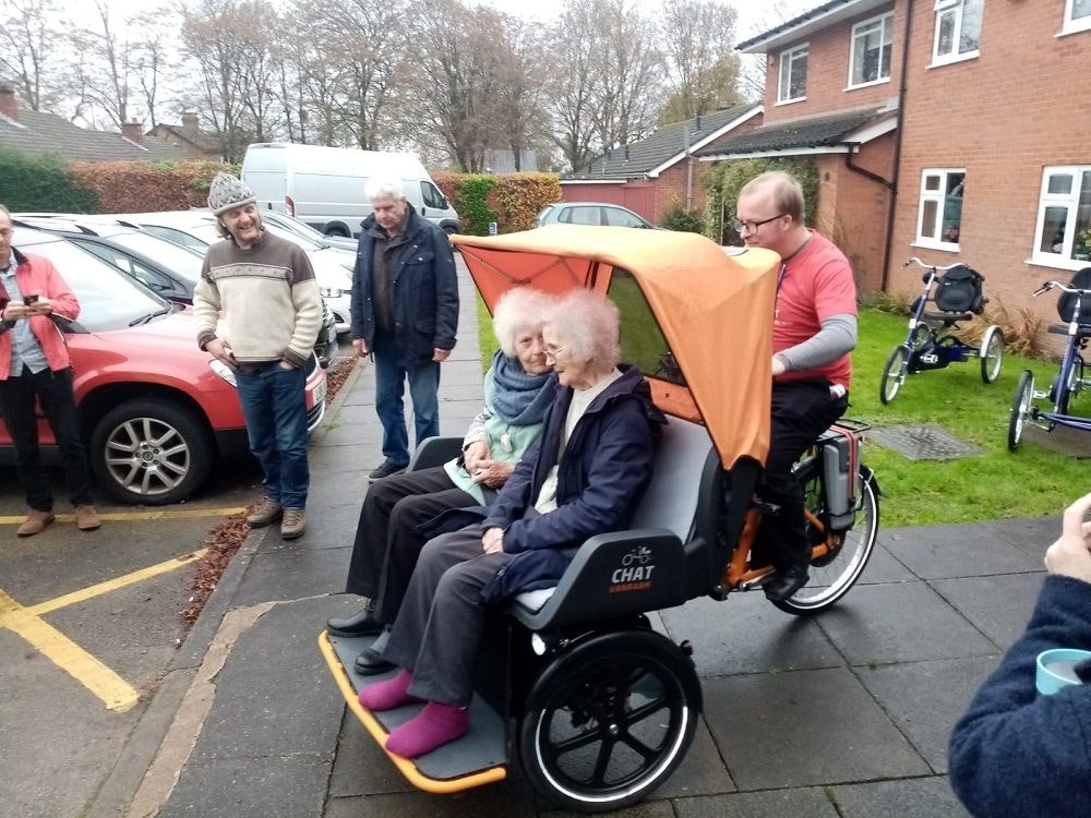 Bewoners van verzorgingstehuis Rowheat House in Engeland op de Van Raam riksja fiets Chat