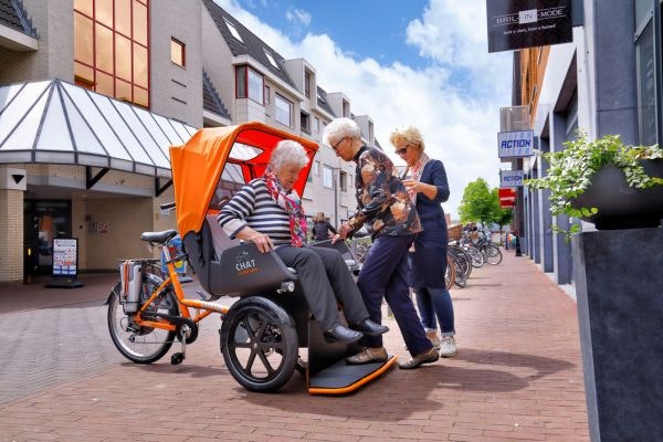 Van Raam riksja transportfiets gemakkelijk en veilig op en afstappen