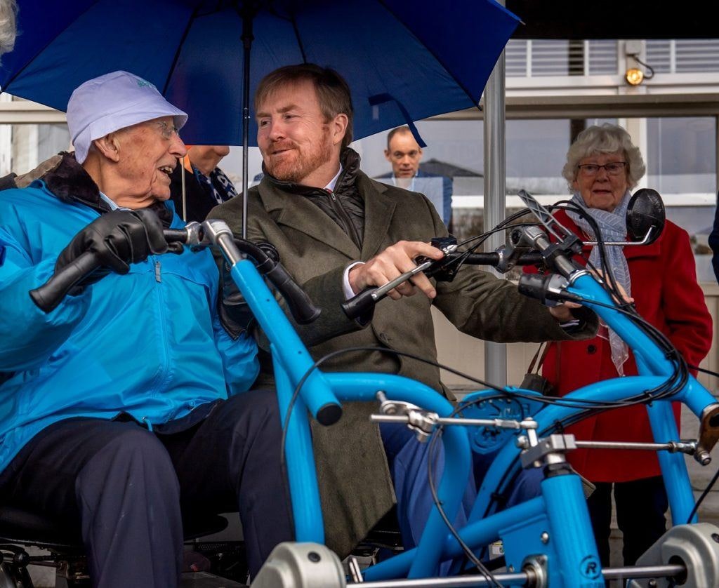Koning Willem Alexander fietst als Fietsmaatje op Van Raam Fun2Go duofiets