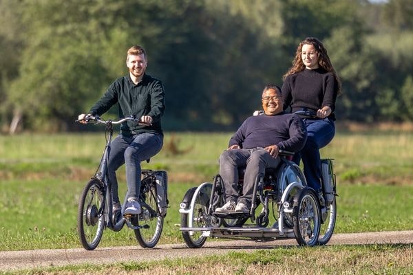 Présentation des vélos adaptés Van Raam - Vélo Balance à enjambement bas et VeloPlus pour fauteuils roulants