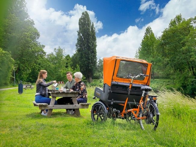 Rickshaw bicycle Chat against loneliness