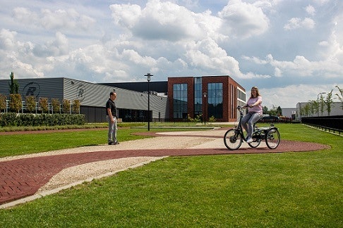 probefahrt angepasstes fahrrad bei Van Raam showroom Varsseveld