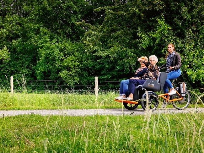 Uitweg van eenzaamheid op oudere leeftijd riksja fiets Chat