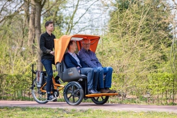 mobiliteit voor ouderen van raam chat riksja fiets