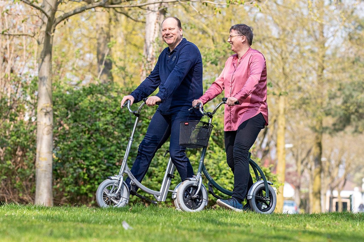 Samen wandelen met City loopfiets Van Raam voor volwassenen