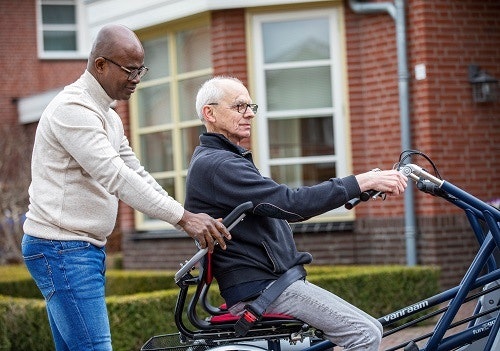 Einsame Senioren helfen beim Duofahrrad von Van Raam Fun2Go