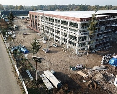 meibomen van raam nieuwe bedrijfsgebouw