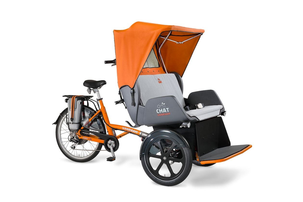 Chat riksja transportfiets Van Raam met oranje huif