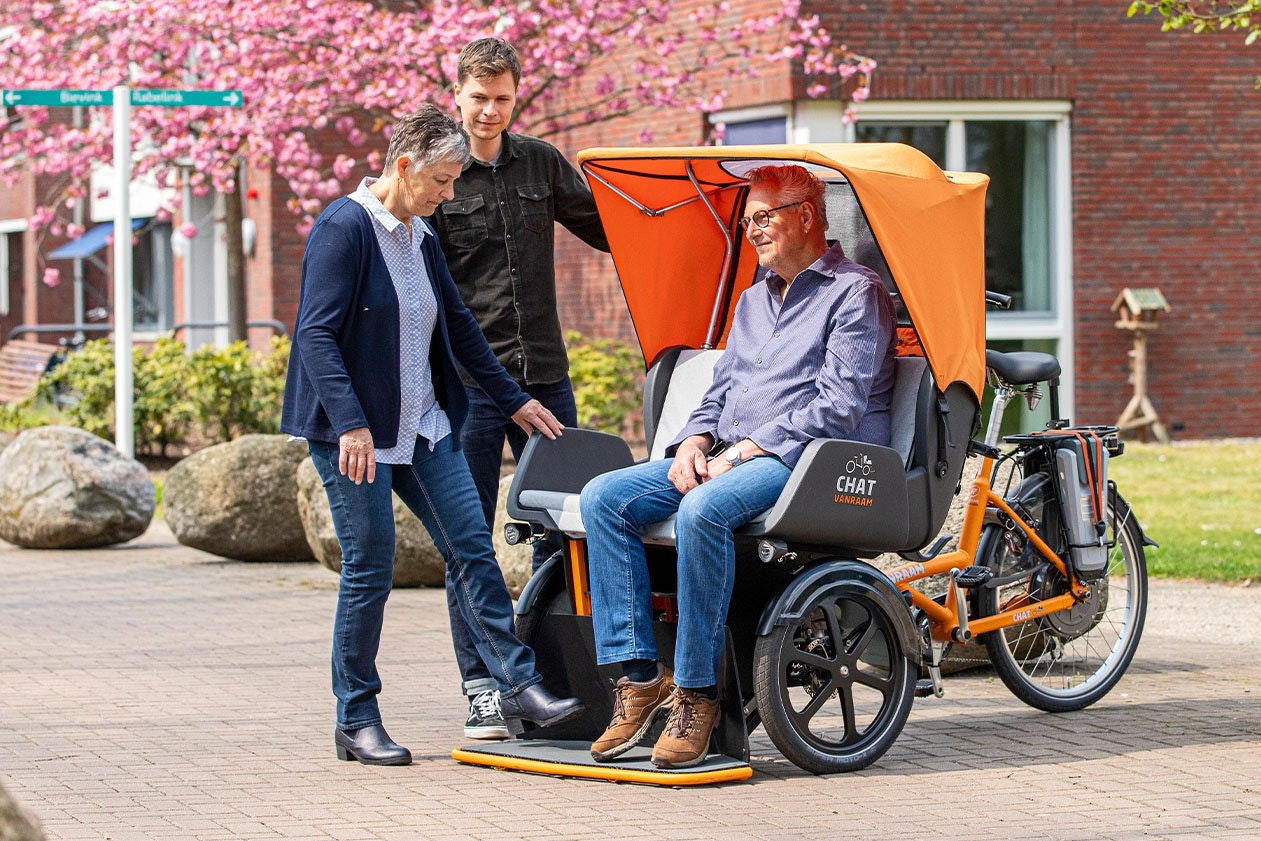 Chat vélo de transport pousse pousse Van Raam maison de retraite