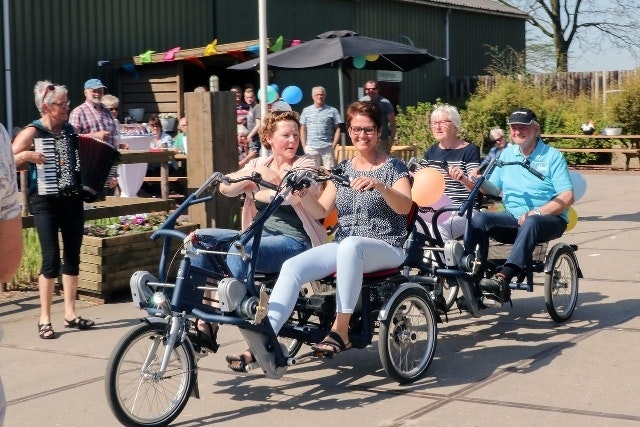 Zorgboerderij Op de Wurf ontvangt duofiets met funtrain Zorgboerderij Op de Wurf ontvangt duofiets met funtrain