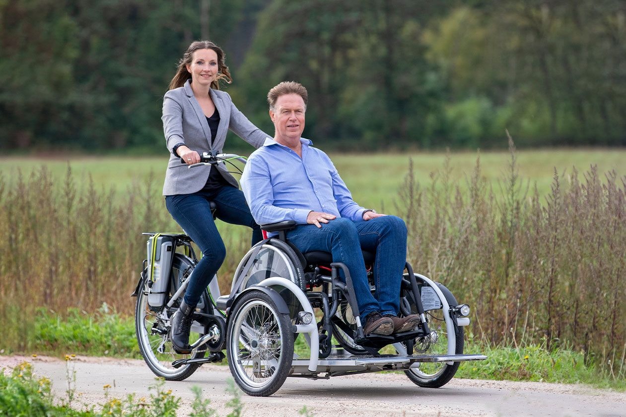 Le vélo en fauteuil roulant Van Raam VeloPlus fait du vélo ensemble