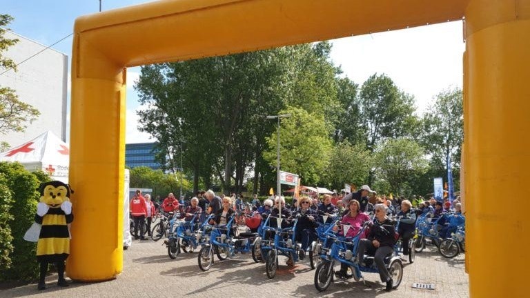 fietsroute in Leiden geopend met Van Raam duofietsen van de Fietsmaatjes