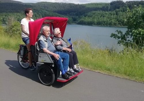 ALTERAktiv Siegen op de weg met de riksja fiets Chat excursie