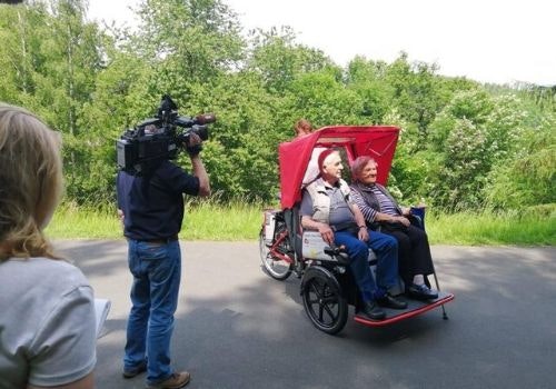 Achter de schermen ALTERAktiv Siegen op de weg met de riksja fiets Chat