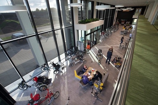 Showroom van fietsfabrikant van aangepaste fietsen Van Raam in het nieuws